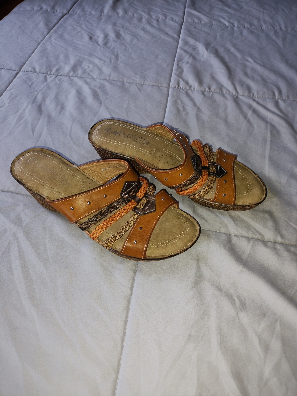 Braided Tan Slide Mules with Stud Accent - Unbranded